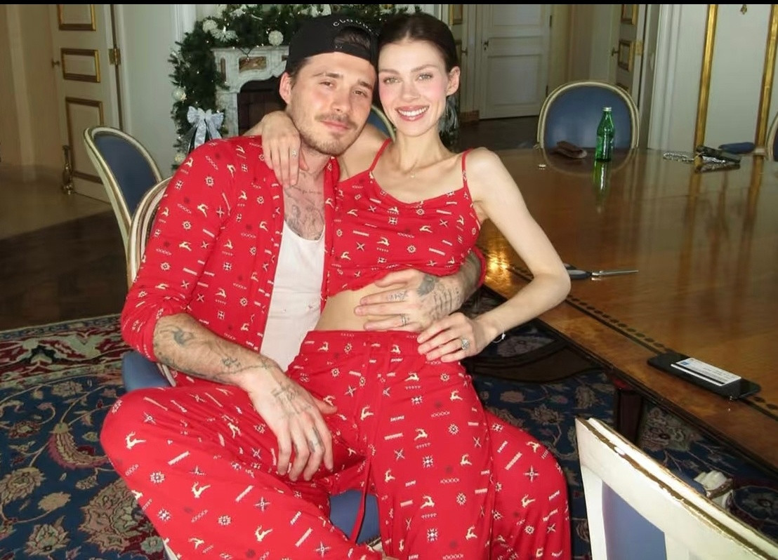 和家里闹翻了后，这次过节，大布也没回英国看贝克汉姆和维多利亚，他和岳父岳母在一起