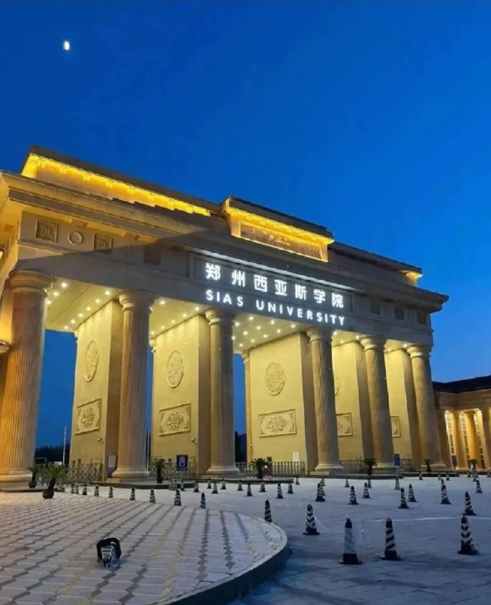 最近王宁火上新闻也因此知道了一个学校原来他大学读的是:郑州西亚斯学院