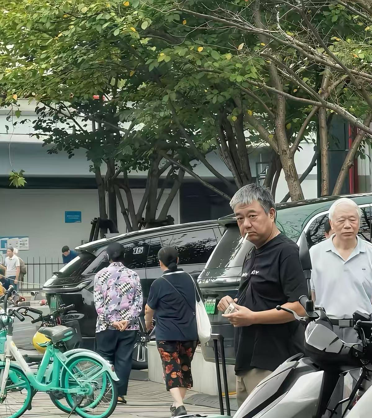 无语了，公共人物在外面抽烟不好吧！！