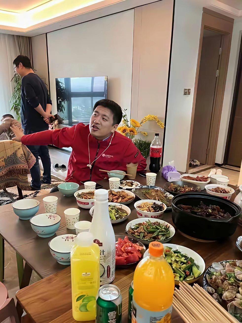 张雪峰日常饮食没有忌口而且偏油腻，大鱼大肉，最终忽视了健康！​​​