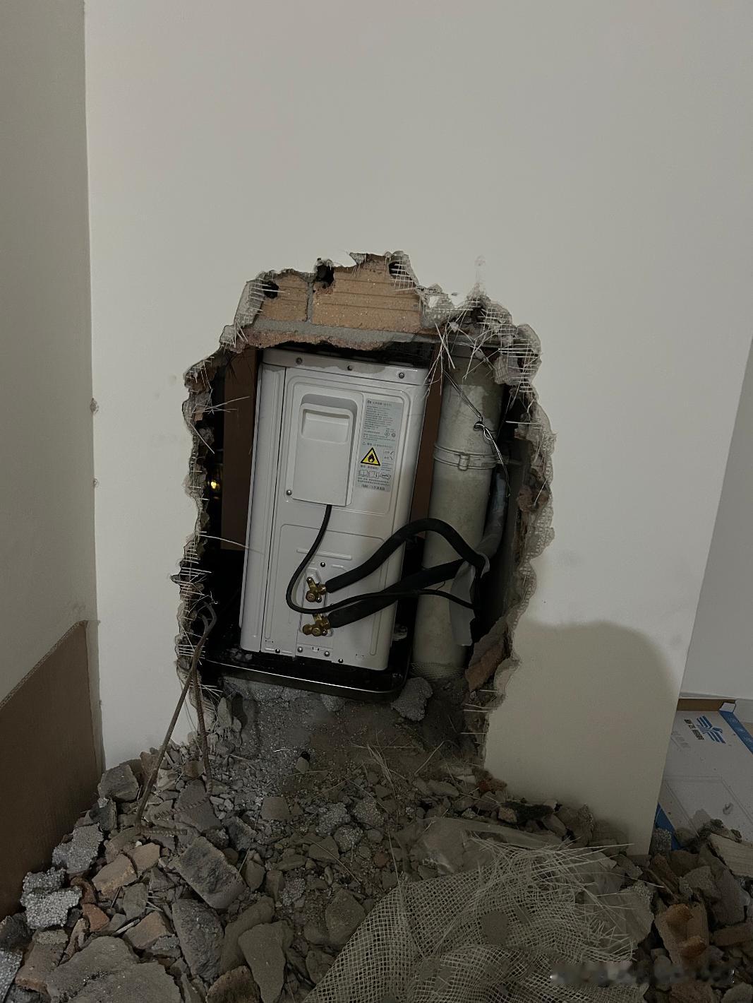 空调机位之前被装修师傅砸了，导致装好房子买来空调，空调的室外机却放不进去。