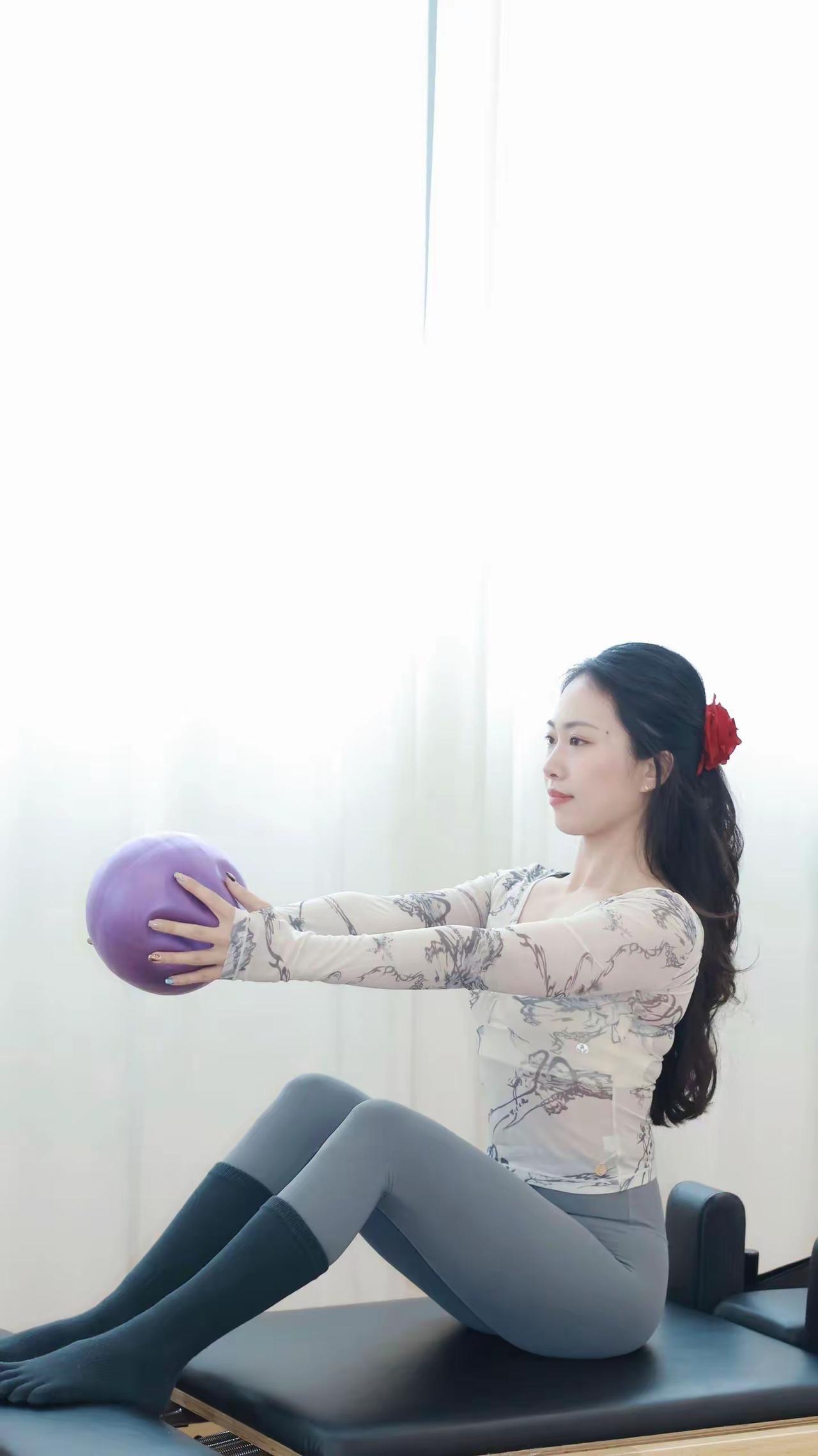 分享瑜伽图片瑜伽功夫好，真的好[捂脸哭]强身健体提升气质瑜伽健身照瑜伽女孩自拍