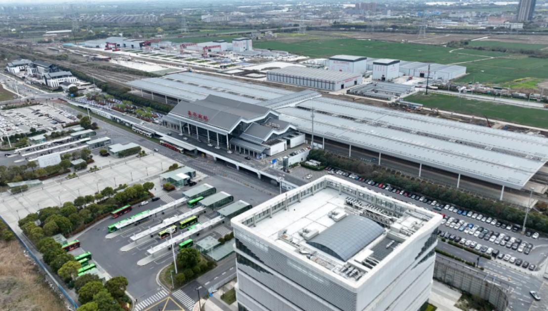 浙江这边的高铁建设，最近又扔出一个不小的消息——嘉兴南站要扩建了，而且一扩就是"