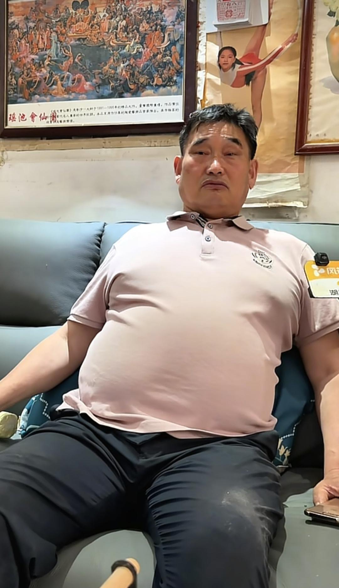 一家除草剂的厂商，想找朱之文代言，厂家说他们的除草剂，效果非常好，可以让