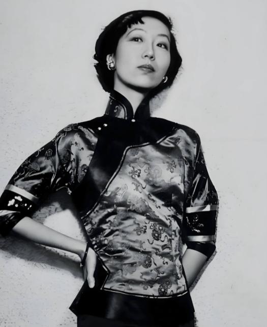 1956年，36岁张爱玲挽留65岁作家赖雅过夜，一夜相伴过后，张爱玲在心中立下决