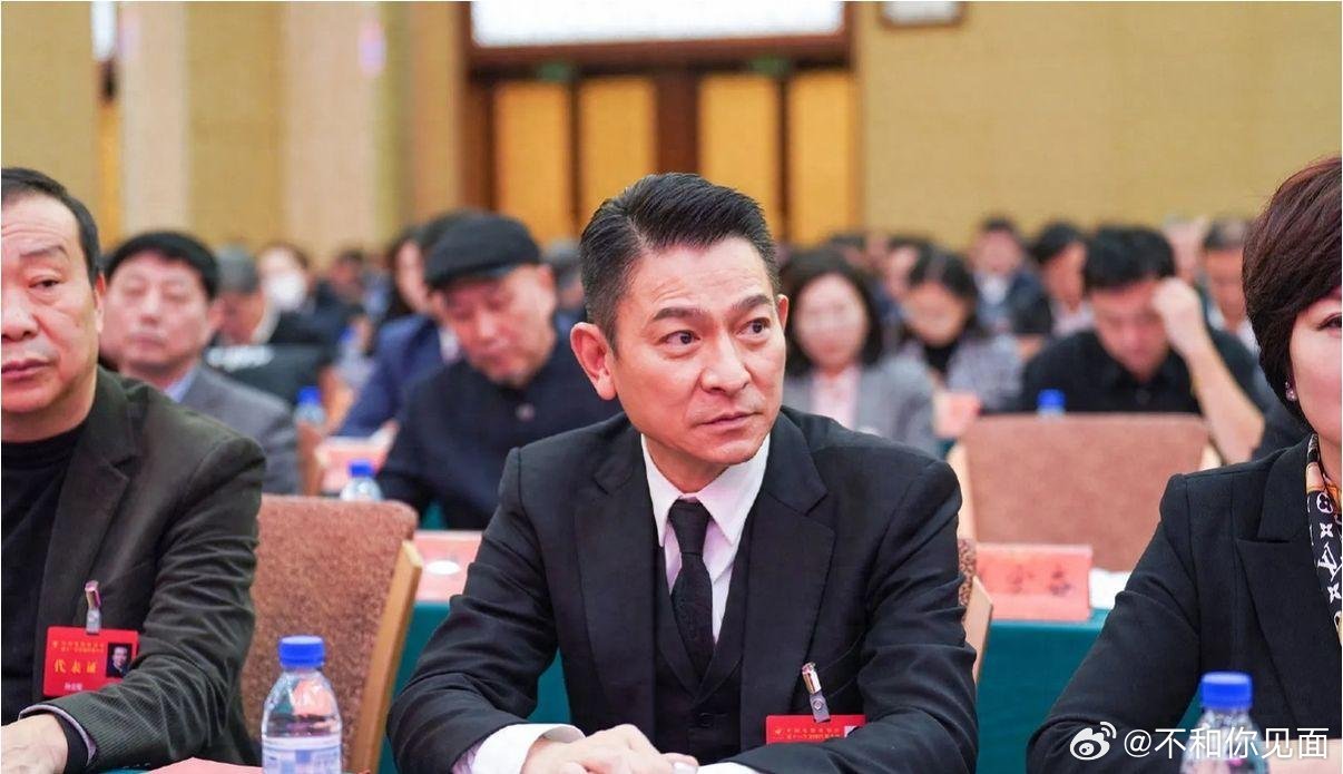 62岁刘德华打脸一众躺平的中年男性：发型清爽裤脚露一寸，多大年纪都和油腻不沾边​