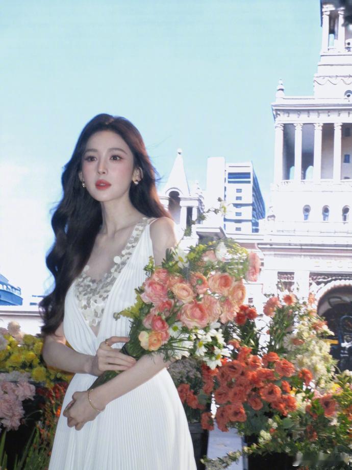 娜扎这波让我来发娜扎的状态真的一直在线🌟，亮片白裙穿在她身上格外合适，最亮眼的