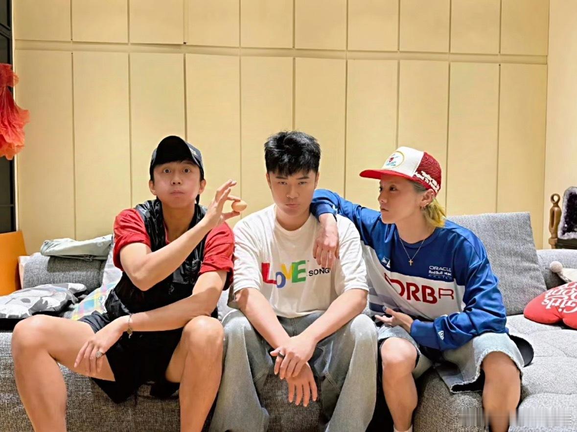 邓超陈赫鹿晗铁三角重聚话说哥三可以突然莫名其妙的换个头像吓我一大跳吗