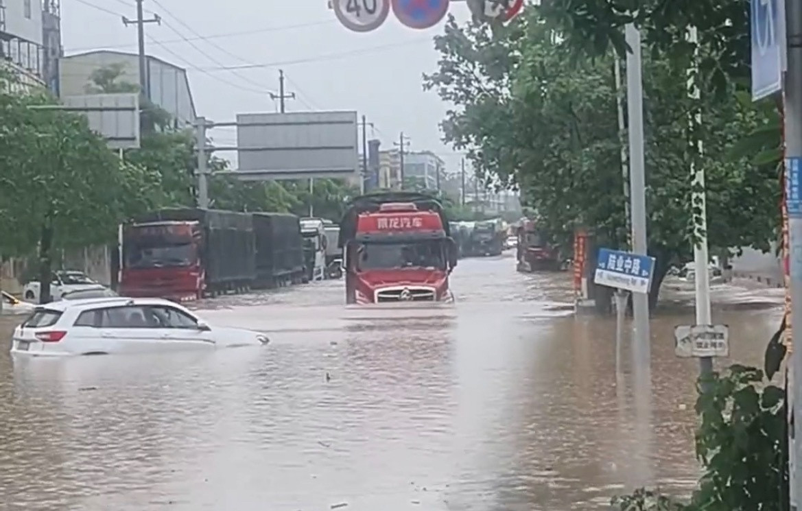 6月8日，玉林某业中路暴雨过后积水内涝有车辆被困。2026玉林暴雨同城热点创作计