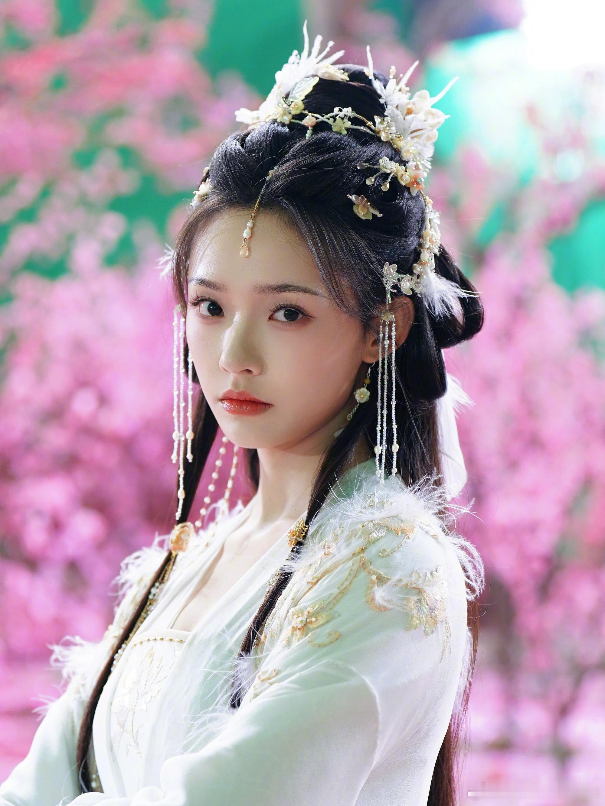 林允那年杏花微雨林允《水龙吟》阿谁造型戳中审美！白衣金蕊衬得肌肤胜雪，珠花羽