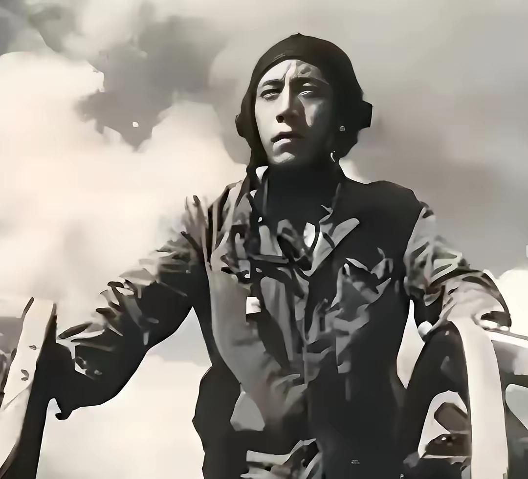 1990年8月28日，苏联海参崴克涅维契军用机场。中国飞行员王宝玉换上了一身苏联