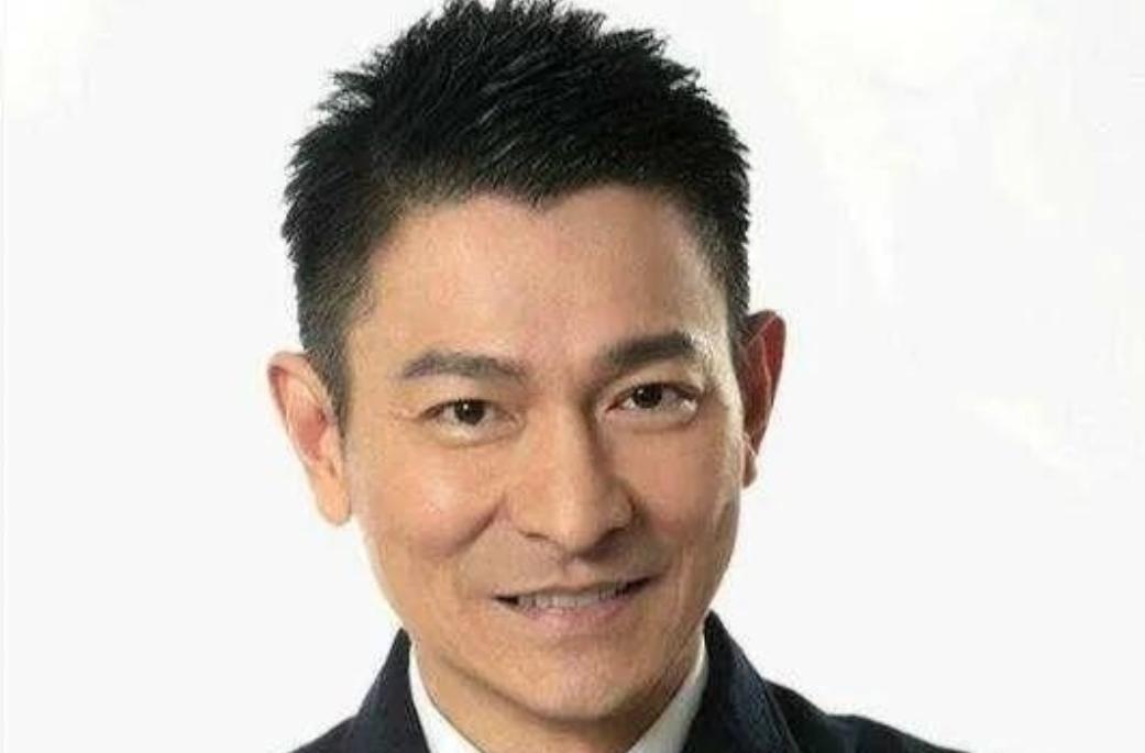 深夜15个电话，一分钱没借到。第16通，向太就一句话：“你来我公司。”刘