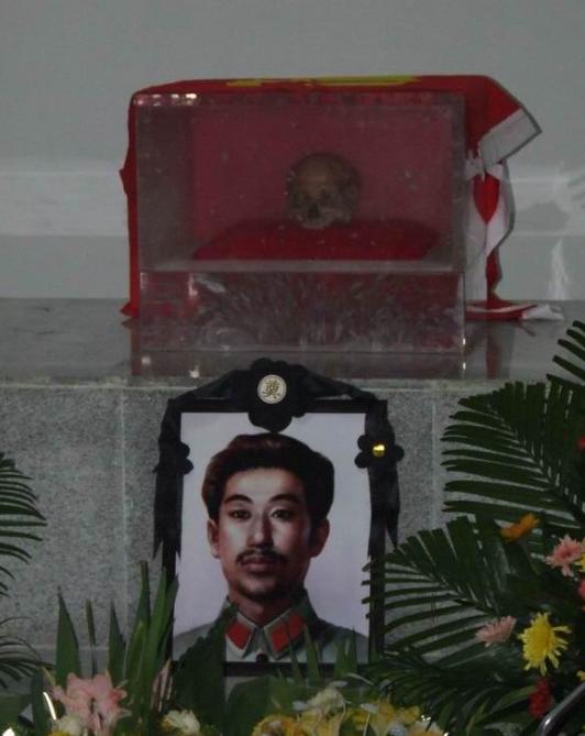 1942年，赵尚志牺牲后，一个汉奸用脚踢了踢他的头颅，叛徒谢文东怒了，直接给了汉