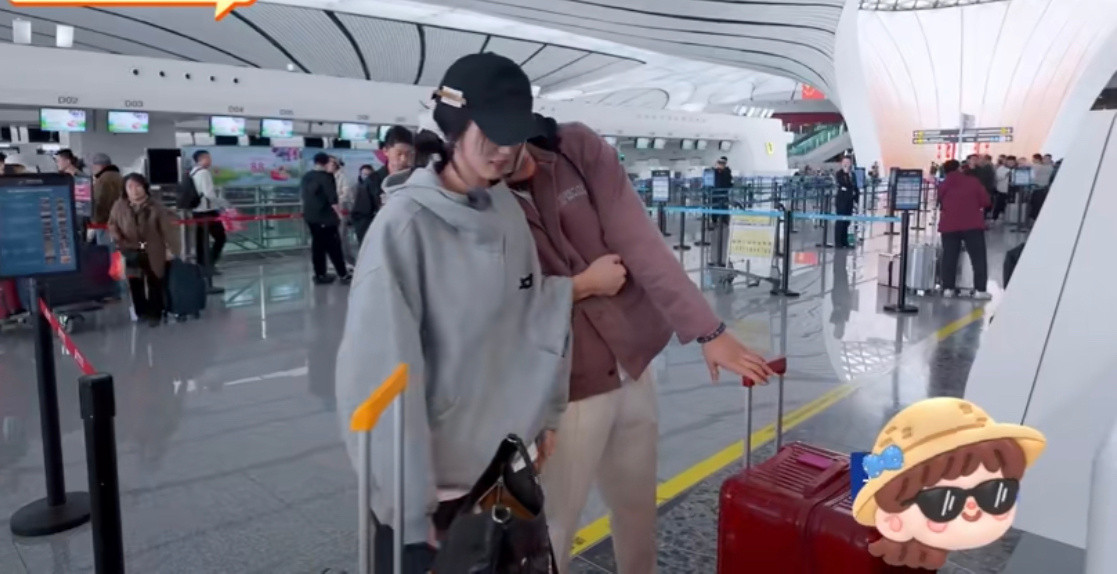 黄子韬变脸比翻书还快哈哈哈哈黄子韬前一秒还在装coolboy，后一秒空姐一说立