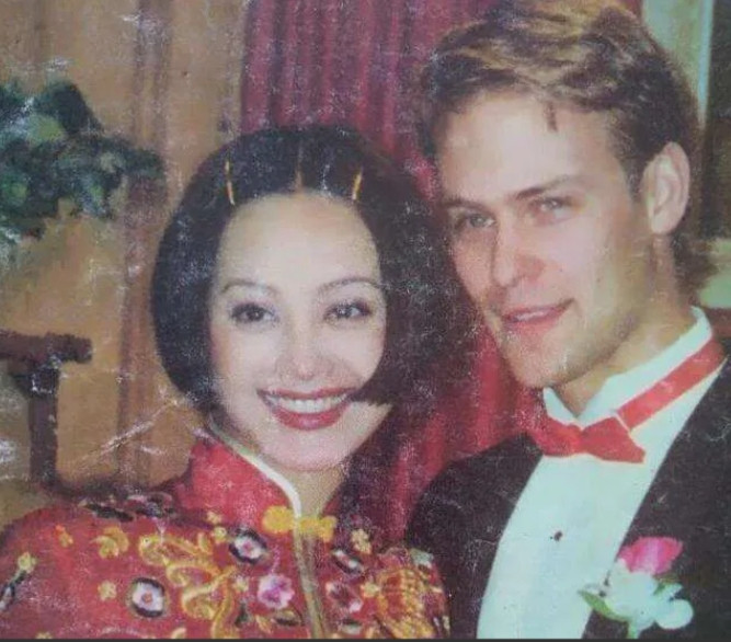 1997年，宁静嫁给美国老公保罗，第一回上门见公婆时，婆婆说：“我们家有5000