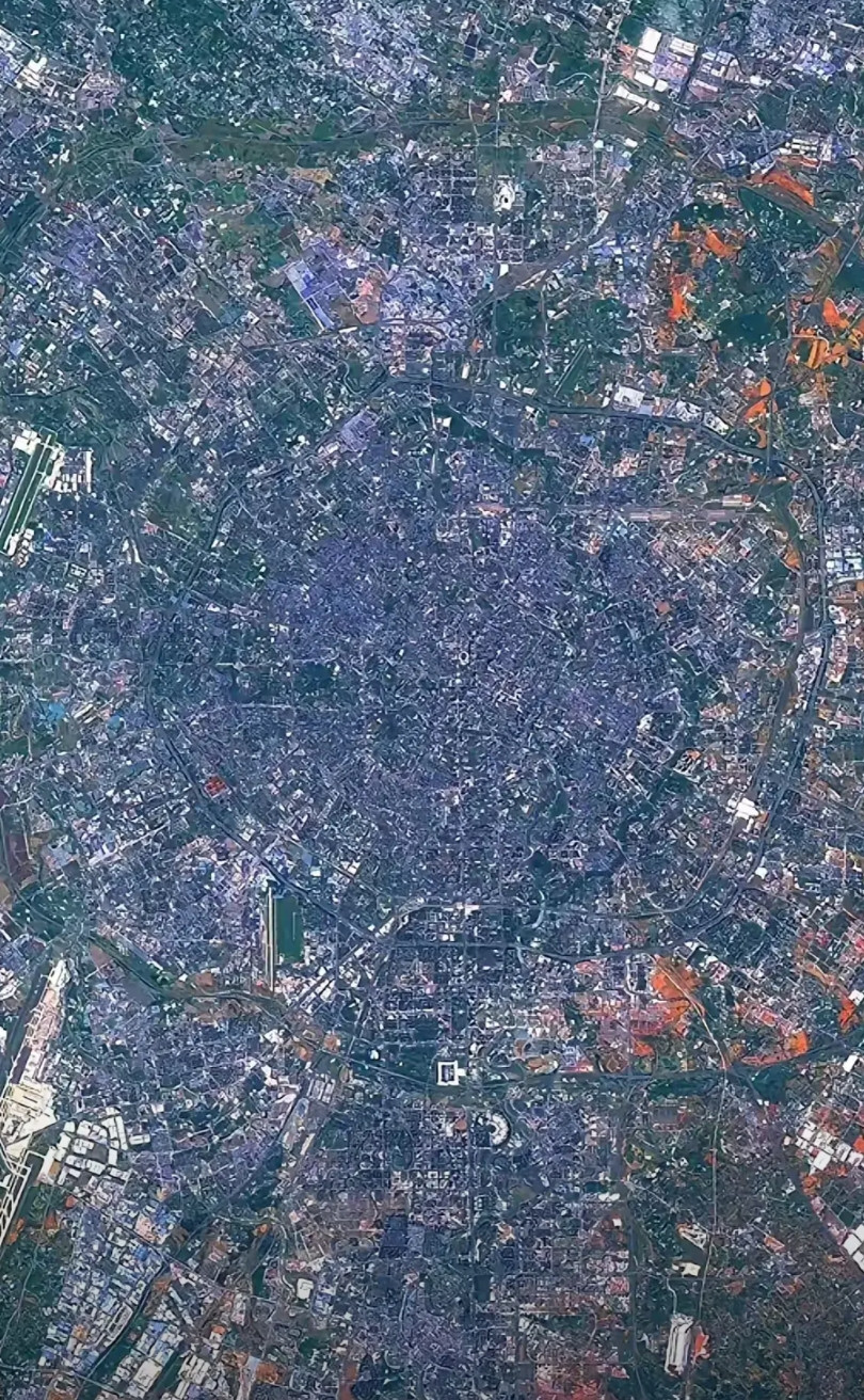这里是成都，建成区太大了，作为天府之国整个成都平原都快填满了。图中清晰的看见成都