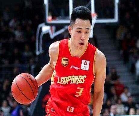 别再吵中日韩谁是亚洲篮球老大，全是一群在泥潭里互殴的配角。真正的魔王澳大利亚正跷