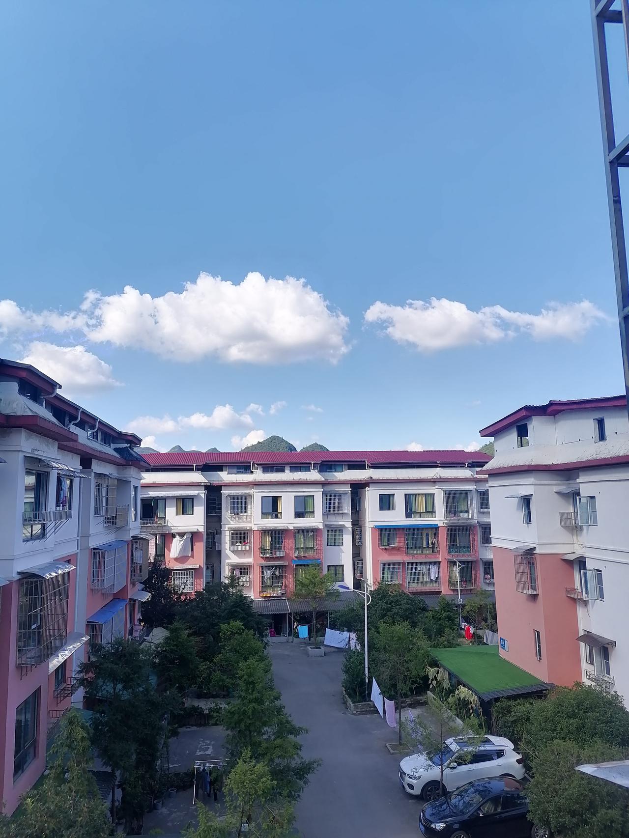 好多渝A渝B车停满了九坝大街小巷，显然是离开重庆，到桐梓九坝避暑来了。昨天下