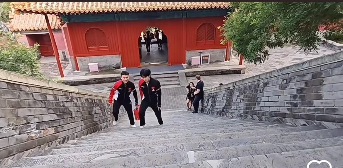头哥吐槽抽地点……哈哈，这台阶确实多，是我也想吐槽一下，这谁选的抽签地点啊，跑