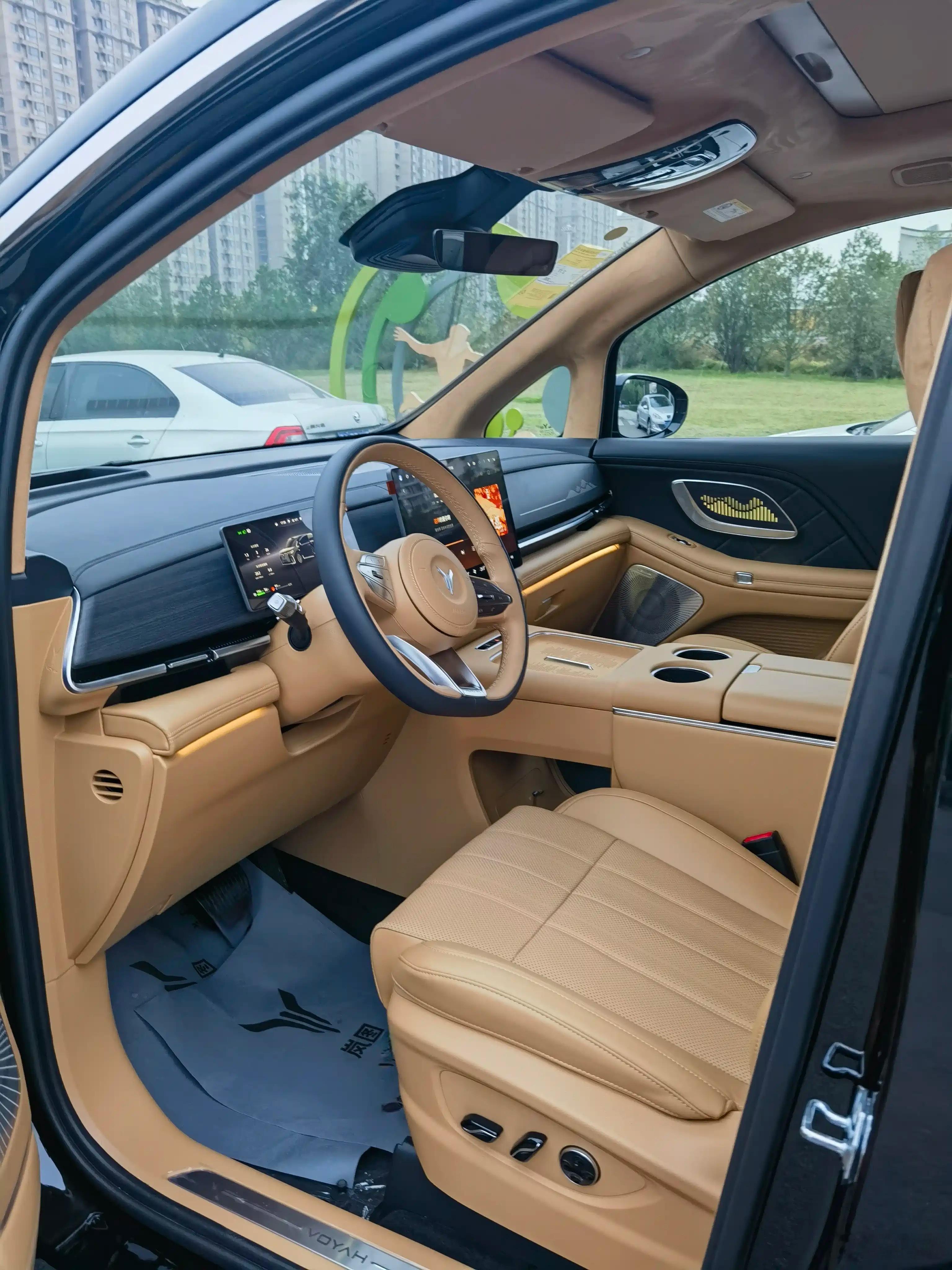 最近，有个朋友赶上趟准备换车，所以上周末我带他们全家去试驾了，试的是上个月销冠M