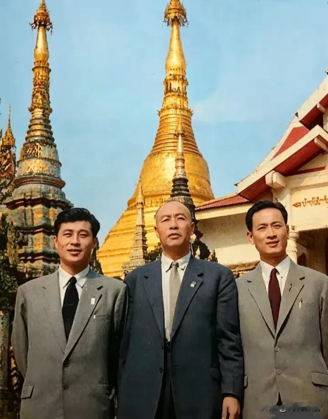 仔细看，那时的王心刚高大修伟，目若朗星，英姿昂昂，真是帅呆了！中间的是西装革履，