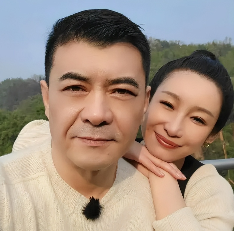 王新军说秦海璐是个没有生活能力的人，回到家就是：老公举高高，老公我要你抱抱，老公