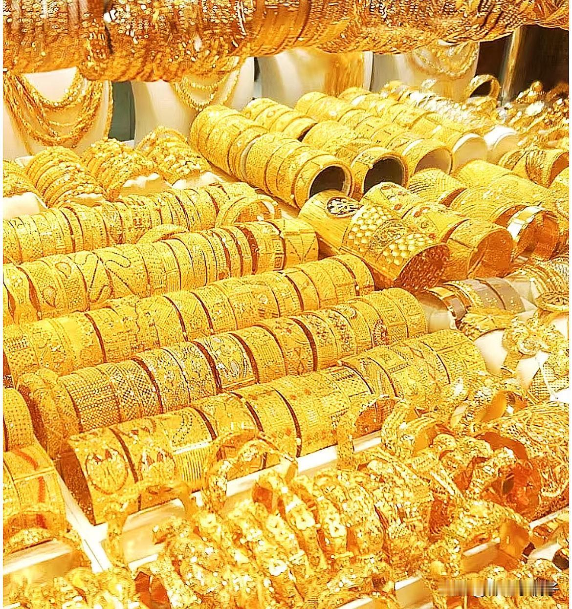 看着金店里排队变现的人，只觉得脊背发凉。这哪是卖首饰，分明是在扔掉救生圈。