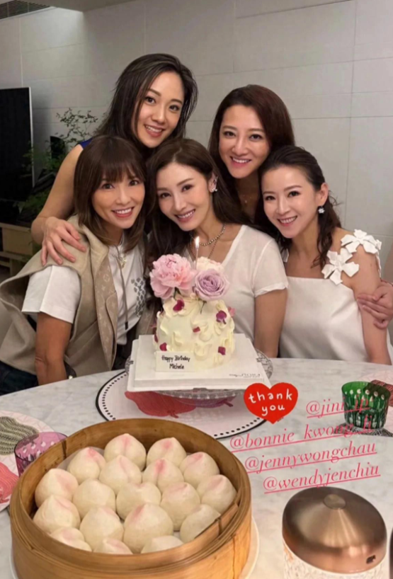 李嘉欣的脸跟她桌上寿桃好违和，无法想象年轻美丽的她居然55岁了