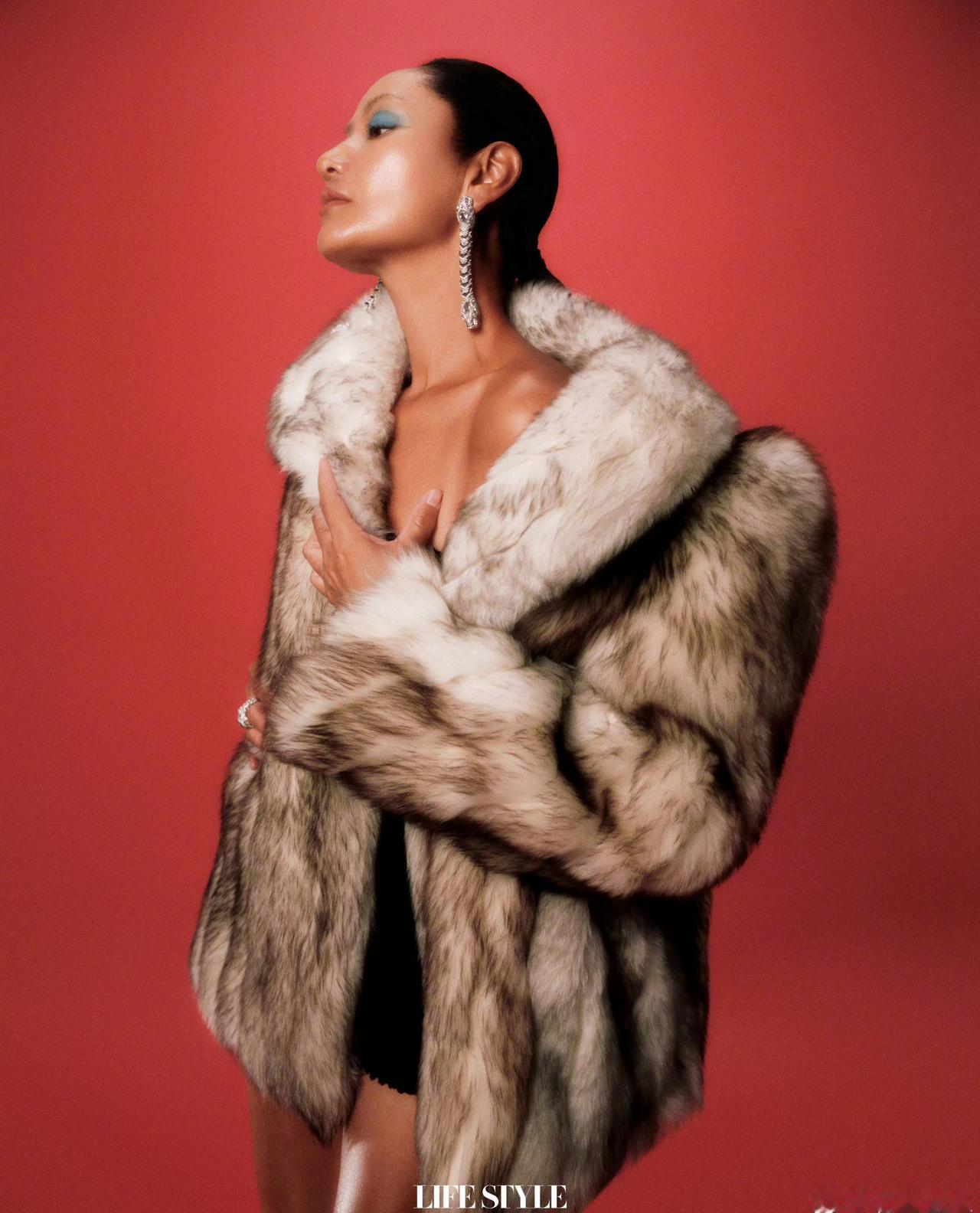 瞿颖每一套造型都精准戳中性格切面。不追流量不迎合，顺着本心的松弛感，让她在时尚