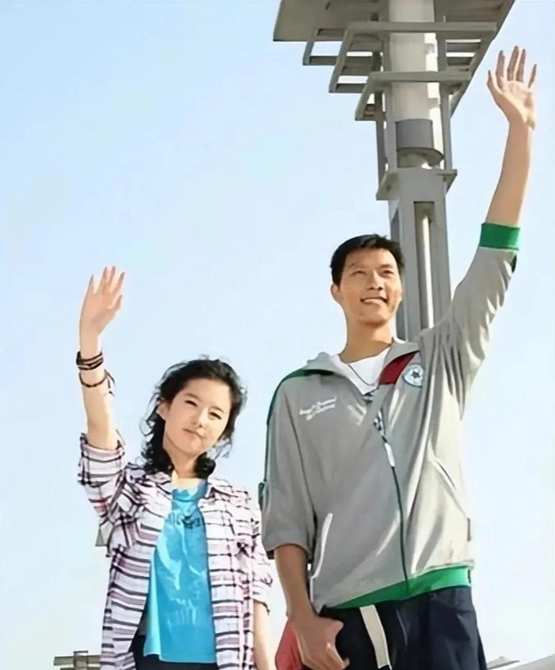 [比心]2008年，易建联为了追求刘亦菲，不惜花重金买了一对贵重的手镯送给她，刘