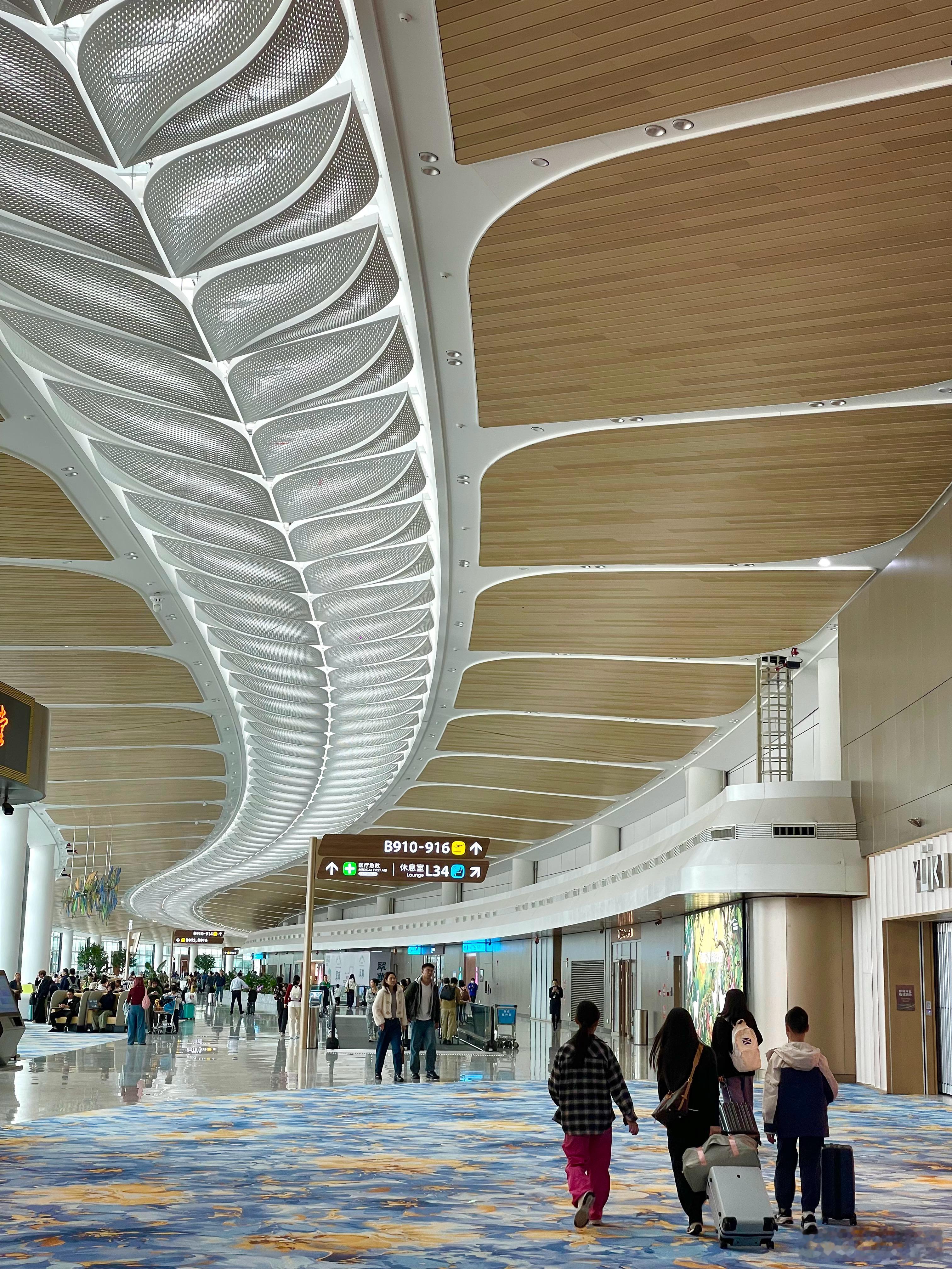 从装修角度看白云T3航站楼花巨资了：多了多样组合的候机座椅，还有家居座椅，适配不