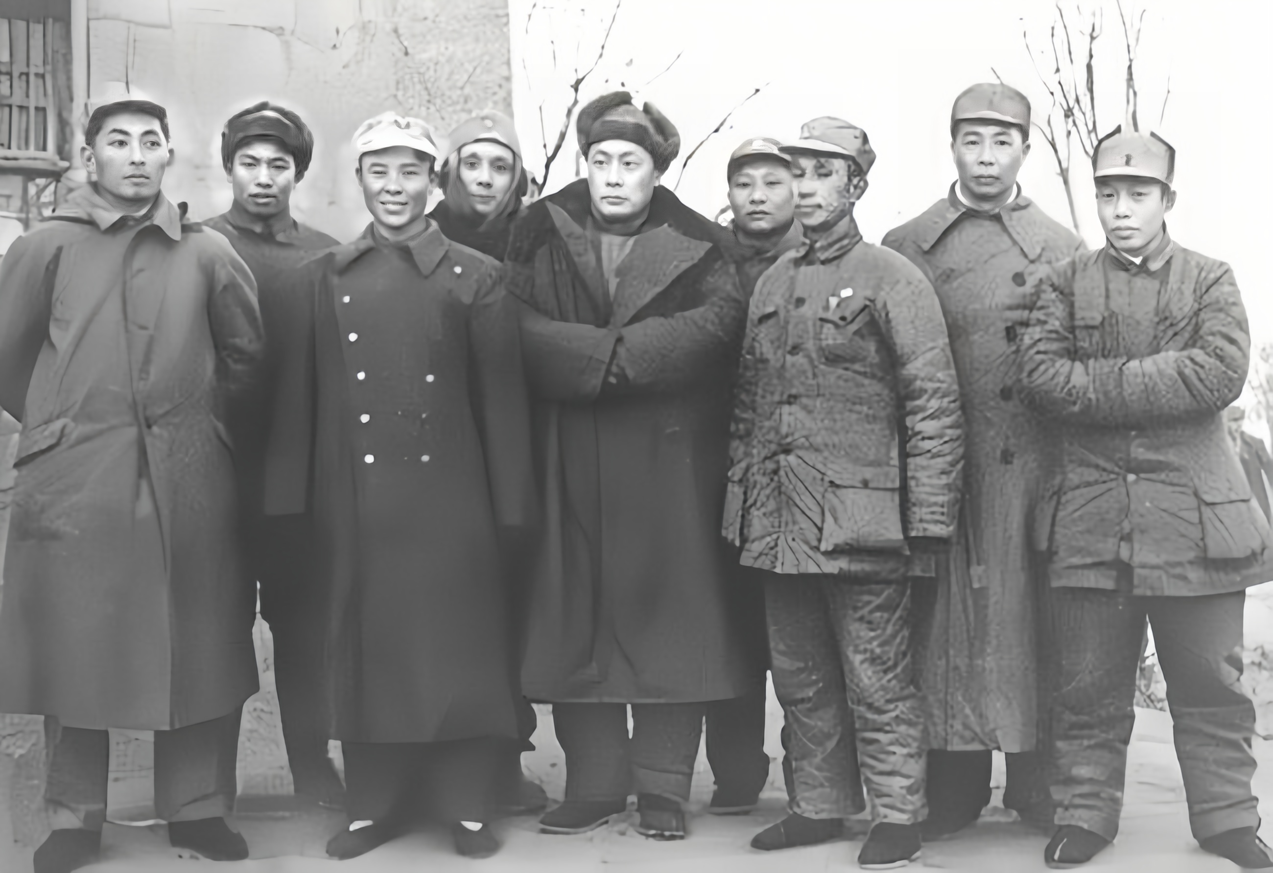这是1947年华东野战军将领的一张合影，并不是全家福。。右一是副政委谭震林。右二