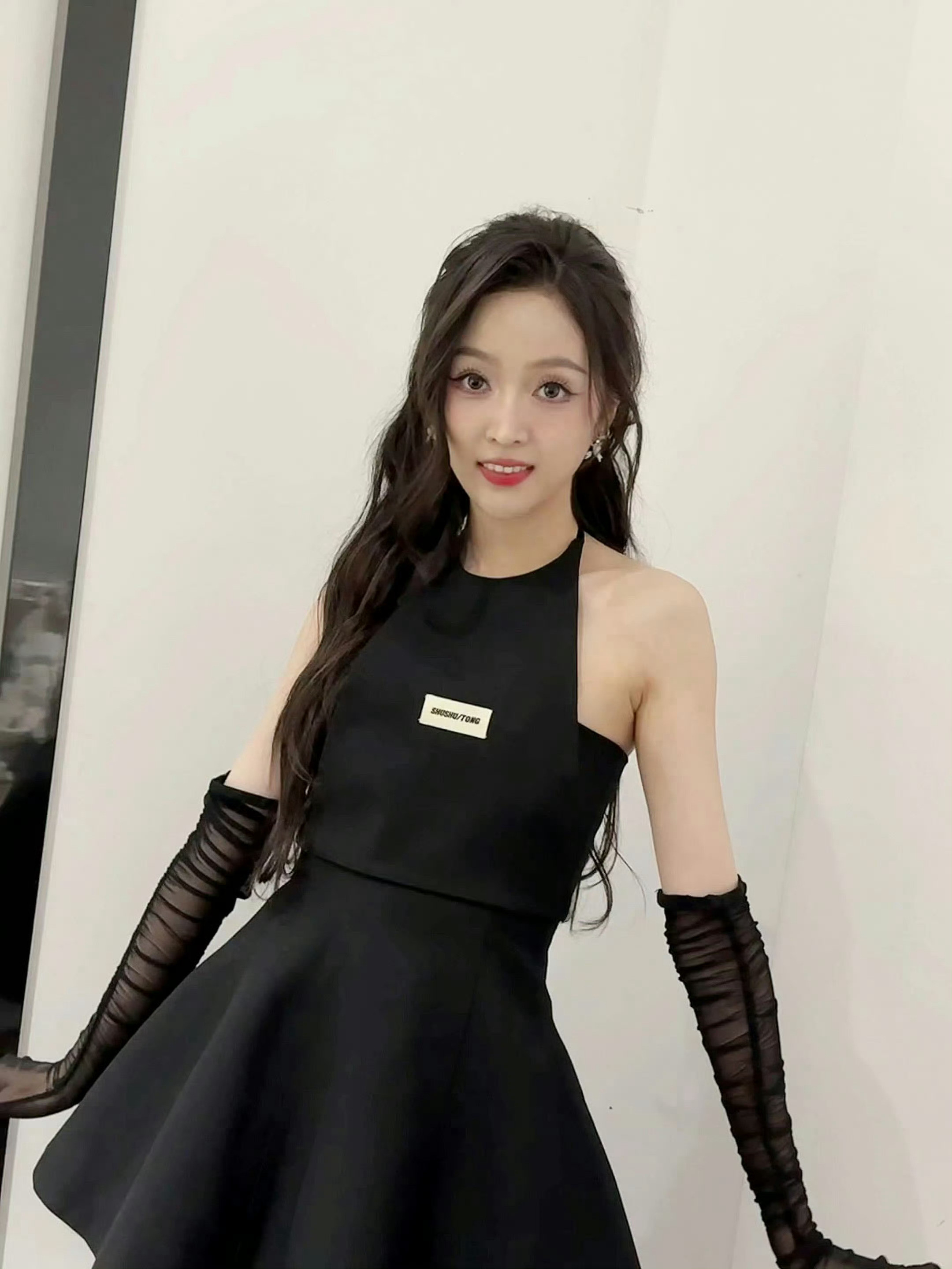 吴宣仪黑色手套🧤​​​