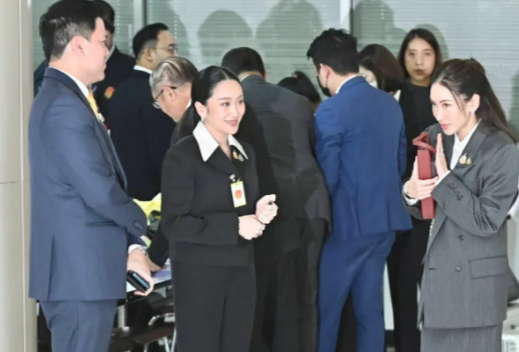 这一天，绝对是泰国政坛近年来最紧张刺激的一天！2025年8月21日上午，被暂