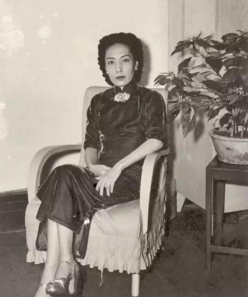 1965年，杜月笙的四姨太姚玉兰在一次玩牌时，忽然觉得浑身发热，坐卧不宁，心里总