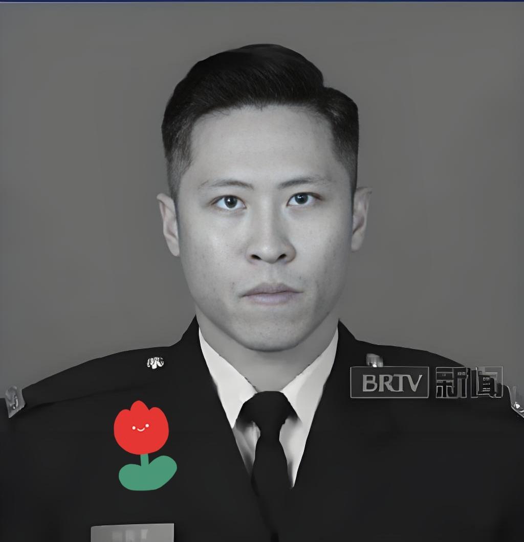 那个在香港火灾中牺牲的消防员——何伟豪，今天入土了！除了他的同事、家人，意外的