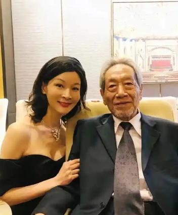 2013年，30岁的饶芯语，疯狂追求67岁的王奎荣。她对王奎荣说：车子、房子、票