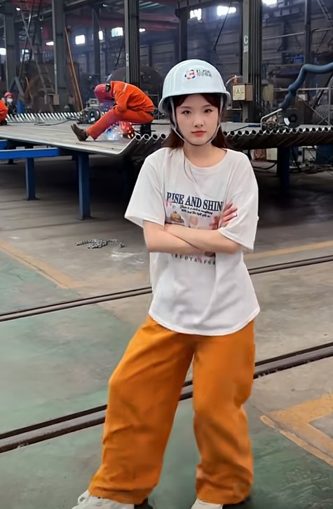 她在厂里起什么作用？？？