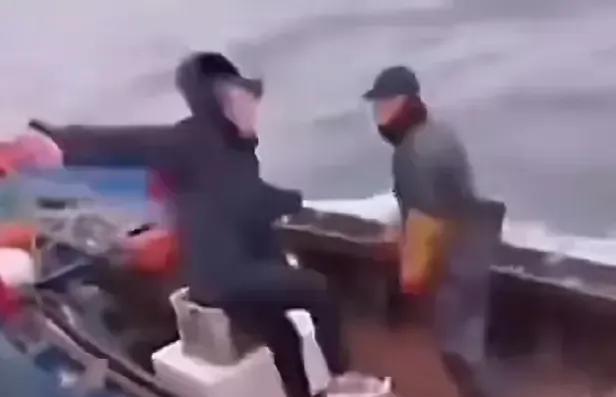 中国渔民在钓鱼的附近捕鱼，被日本渔政船追赶，一名日本渔政人员跳进中国渔船，试图控