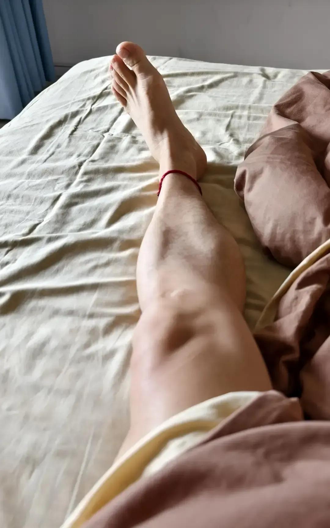 今早七点半手机闹钟响到第三遍我才睁眼。被窝刚被体温烘得均匀，脚背一伸就能碰到那