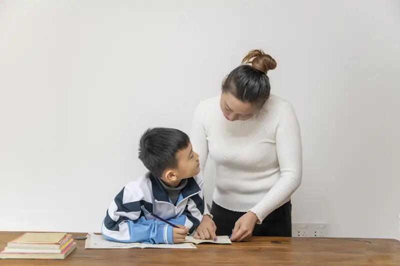 辅导作业母子乐！妈妈：你看你，做点作业咋就这么难啊，每辅导你一次，我的少活半年