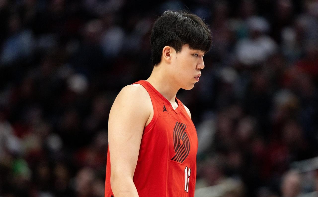 杨瀚森在梦游，上场不到两分钟就被主教练换下！杨瀚森在对阵鹈鹕比赛中再次得到了上