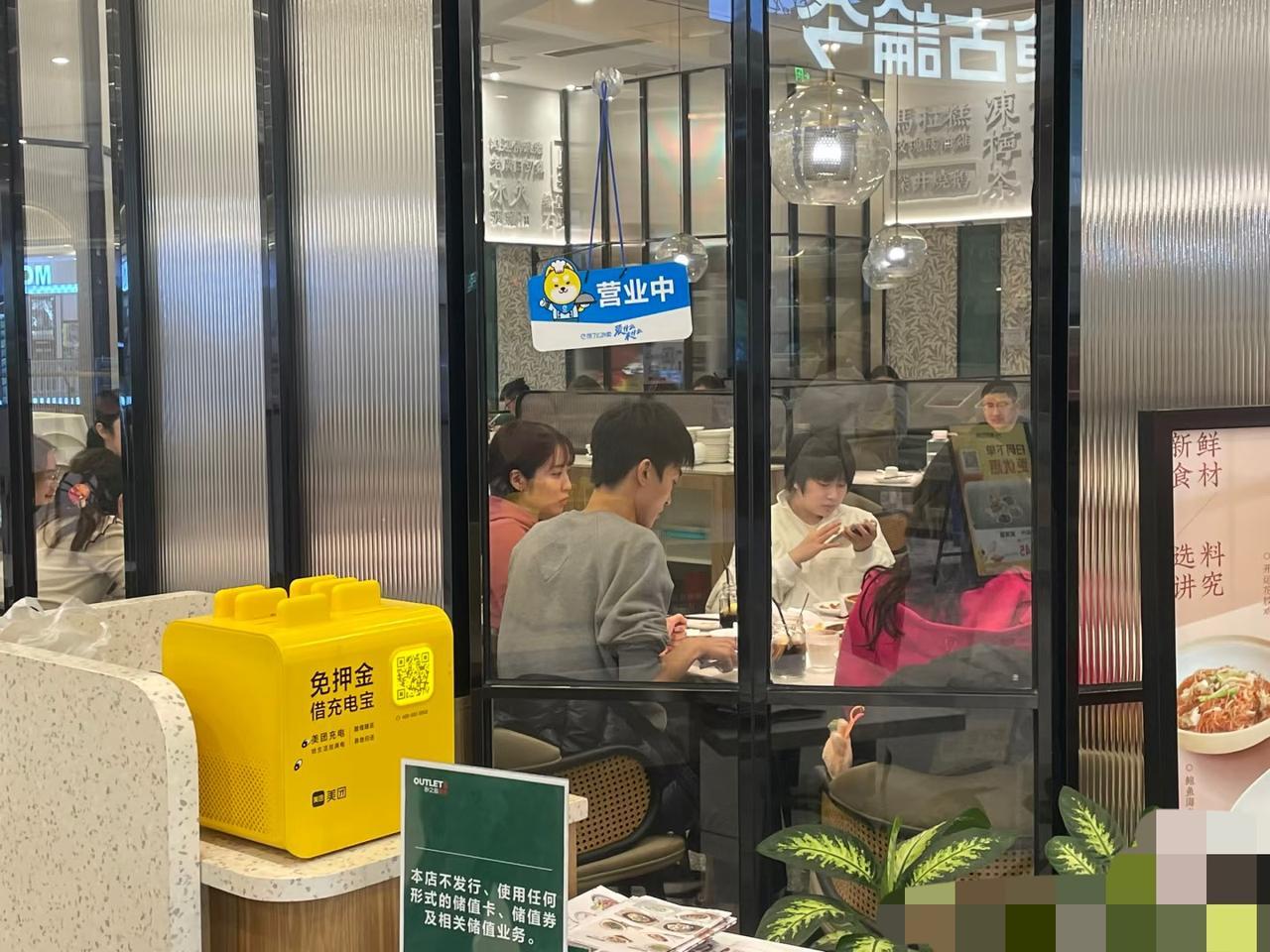 深圳大学夺冠后去吃庆功宴——孙颖莎如果在场气氛更愉快深圳大学3:1山东鲁能夺得