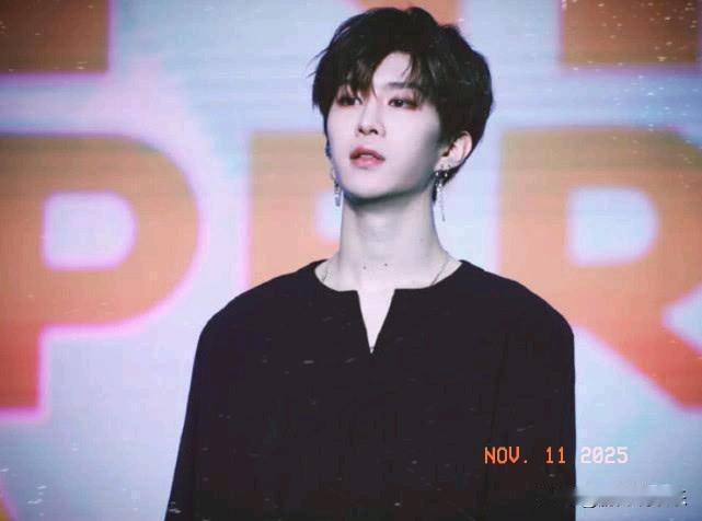 范丞丞直播引热议：新疆美女的“真相”几何？范丞丞直播时一句“新疆遍地都是像迪