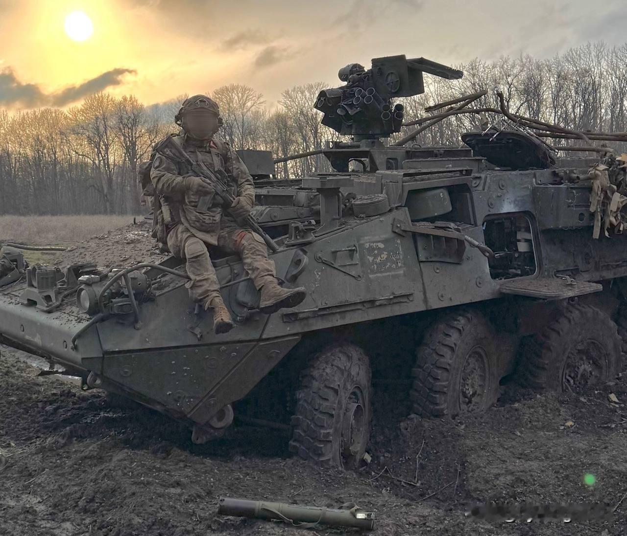 🇷🇺一名隶属于第22近卫特种部队旅“维京”小队的士兵，正乘坐一辆损毁的乌克兰