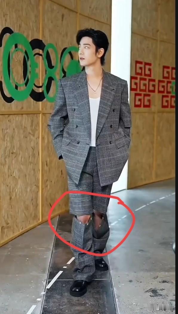 肖战啊，这次真是头一回对你的穿搭感到“心塞”！也不是故意挑刺，可这套衣服是真的让