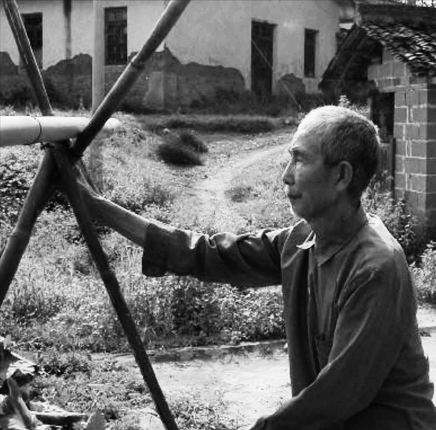上世纪60年代，在兴国县长冈乡，农民钟发镇常常被youjie示众，人人都骂他大