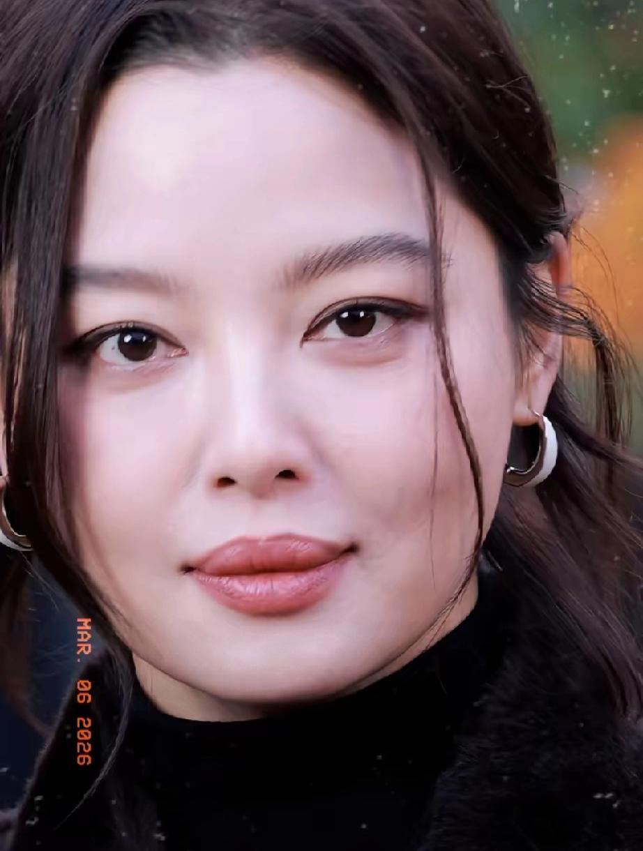 辛芷蕾：不是传统美女，却凭一张脸让人过目不忘细看辛芷蕾，长相并非传