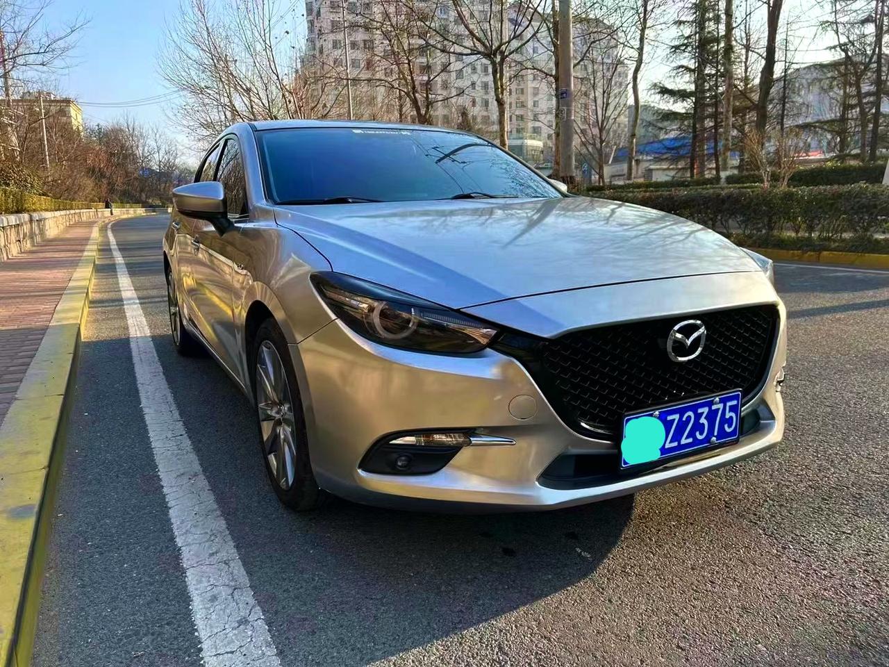 这是互联网上呼声非常高的两厢马自达，但是如果跑进现实，我保证你会后悔。这就是为什