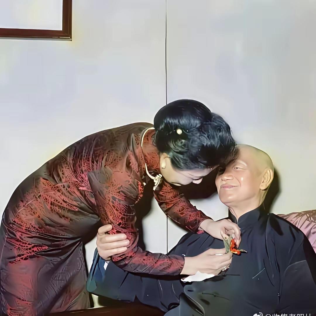 1974年，87岁蒋介石重病在身不能自理，过生日连穿衣服也要靠別人。宋美龄为